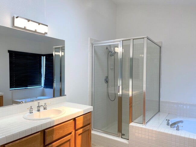 Building Photo - Spectacular 4 bd. 3 bath home in prime Dis...