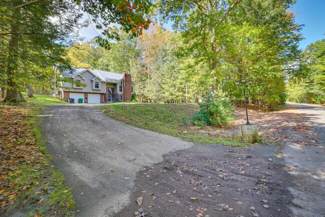 Building Photo - 1530 Wooded Acres Dr