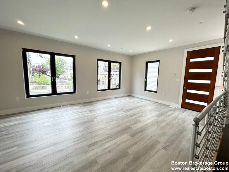 Building Photo - 2 W 3rd Street Pl