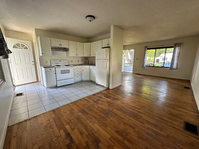 Building Photo - 3003 Cabot Dr