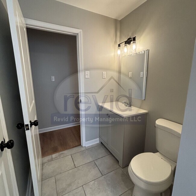 Building Photo - Recently Renovated 3Bed/1.5Bath Available ...