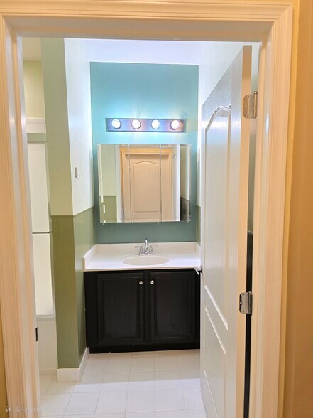 Building Photo - 350 W Elm St