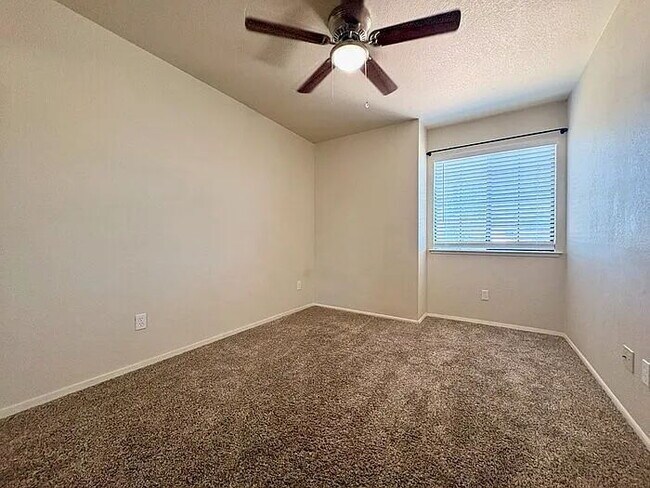 Building Photo - Beautiful 3 bedroom 2.5 bathroom in Antelope!