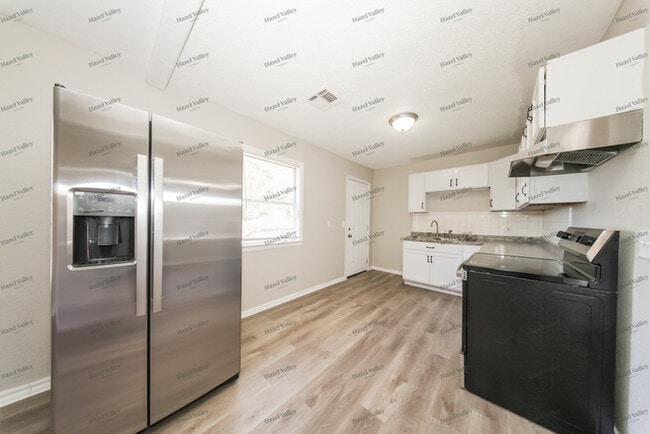 Building Photo - 1517 Oelke Dr