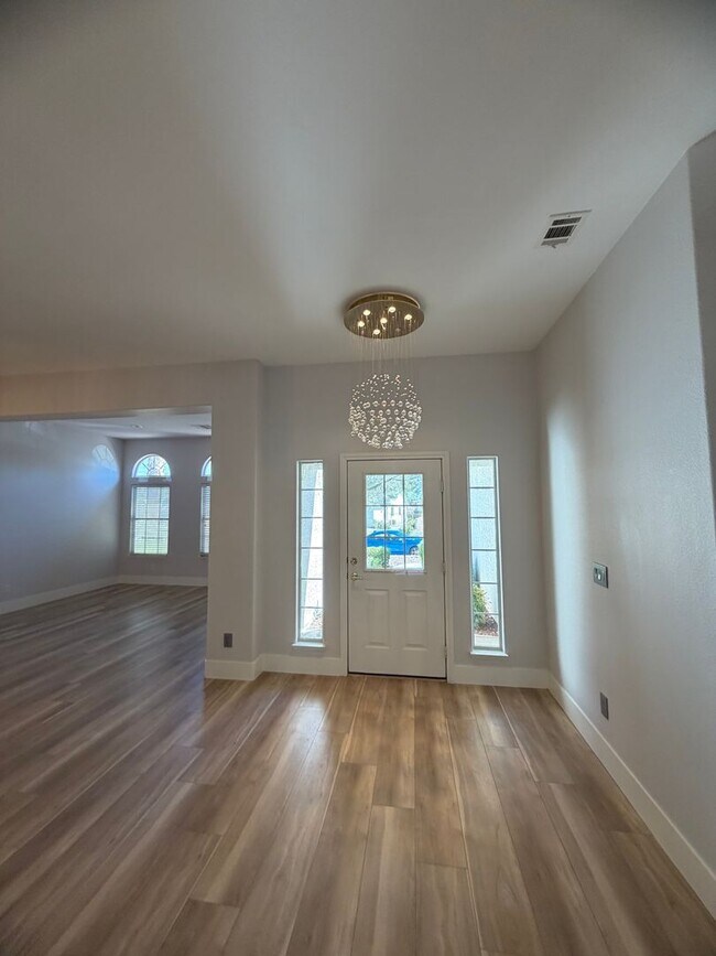 Building Photo - BEAUTIFULLY UPGRADED SINGLE FAMILY HOME - 3 BEDROOM, CORNER LOT WITH VAULTED CEILINGS