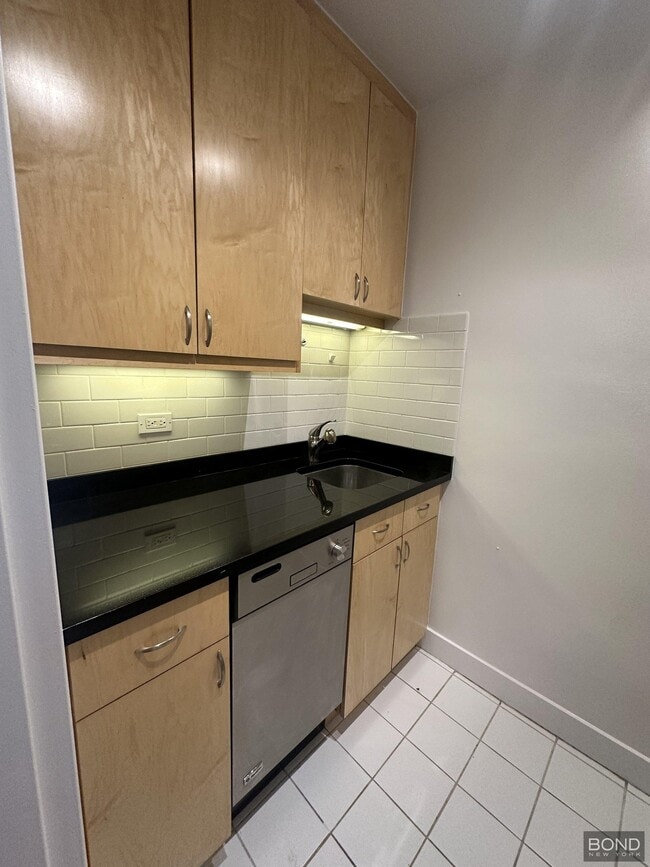 Building Photo - 420 E 79th St