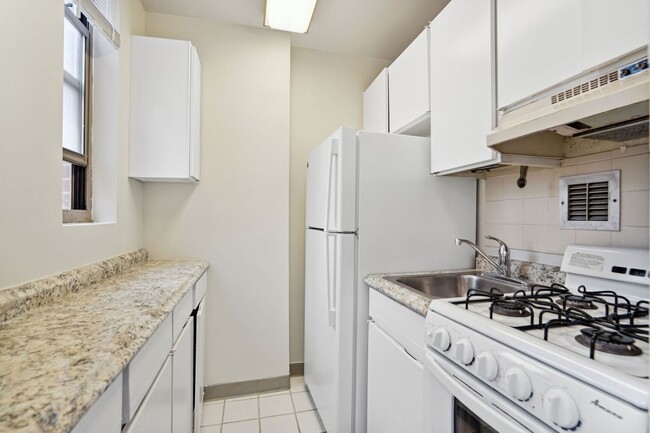 Building Photo - Charming & Bright Studio at River Place West