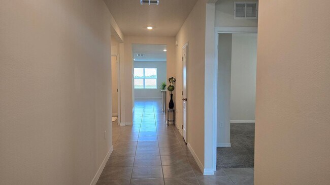 Building Photo - Beautiful 4 Bedroom, 2 bath home is Availa...