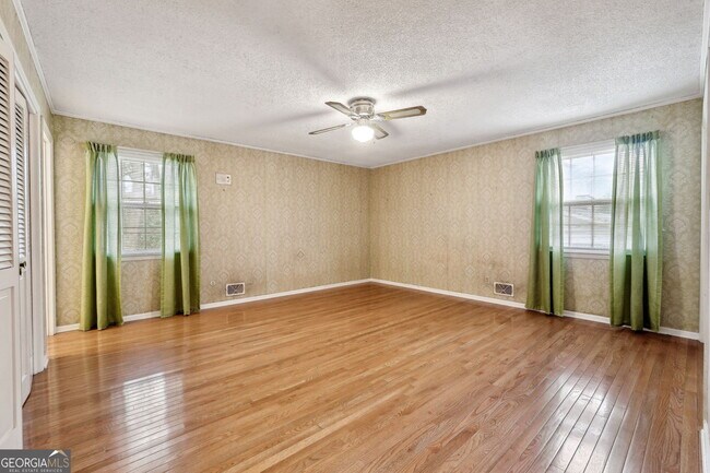 Building Photo - 5140 Lakewood Dr