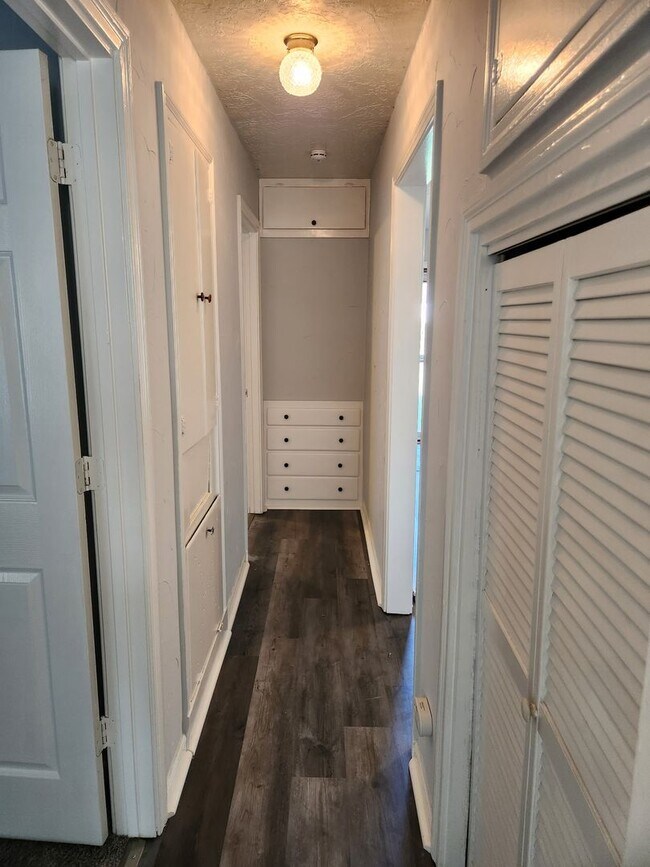 Building Photo - HUD ACCEPTED!! Adorable updated 2bedroom 1...