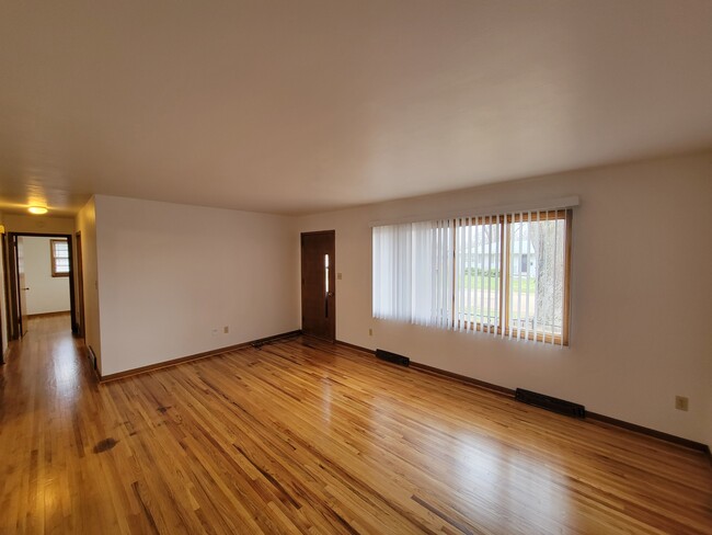Building Photo - 2316 Royal Dr