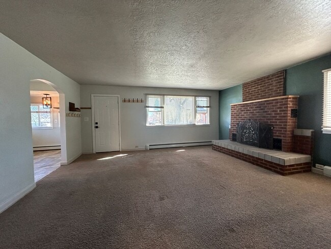 Building Photo - Cozy 2 Bed, 1 Bath Cottage in the Heart of Hamilton