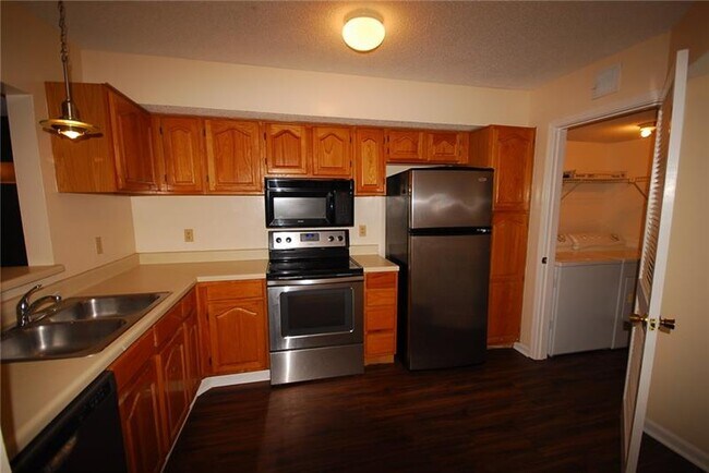 Building Photo - 544 McGill Pl NE