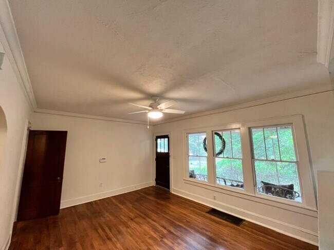 Building Photo - 3 Bed | 1 Bath Single Family Home