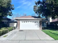 Building Photo - Three Bedroom Two Bathroom Home