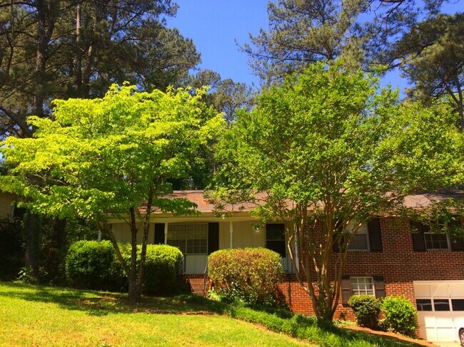 Building Photo - Lovely 3 bedroom 2 Bath with Garden Green Kitchen