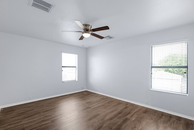 Building Photo - 6011 Midcrown Dr E