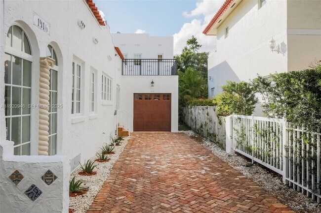 Building Photo - 1916 Ferdinand St