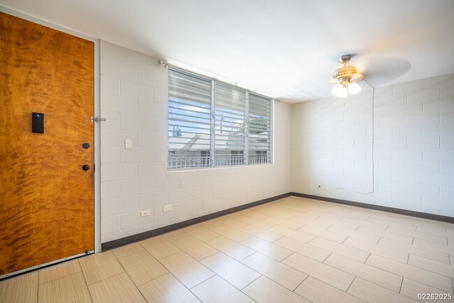 Building Photo - AVAILABLE NOW! UPGRADED 1BR/1BA/1PKG UNIT ...