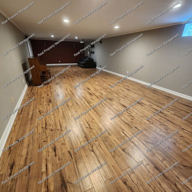 Building Photo - Gorgeous 4 Bedroom Ranch