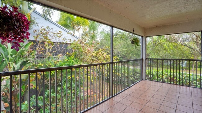 Building Photo - 905 N Franklin Ave