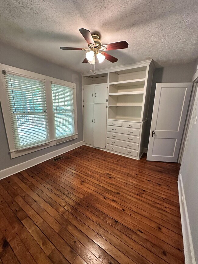 Building Photo - Charming 3 bed/1 bath in the city!