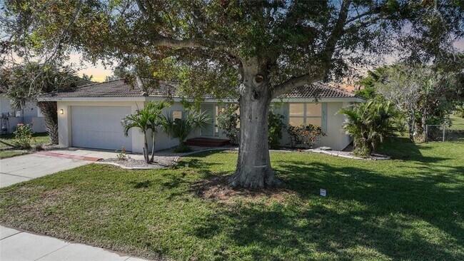 Building Photo - 2925 Magdalina Dr