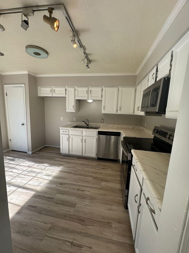 Building Photo - Ready to move in...