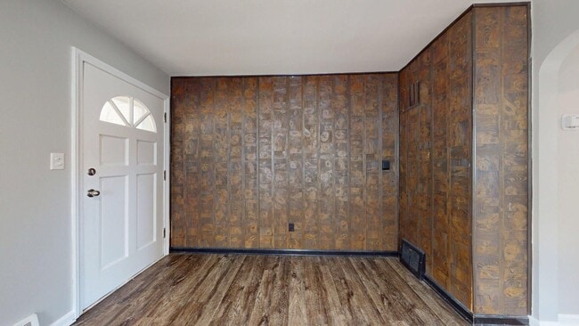Building Photo - Fulton/W.58th neighborhood; 3 bedroom/2bat...
