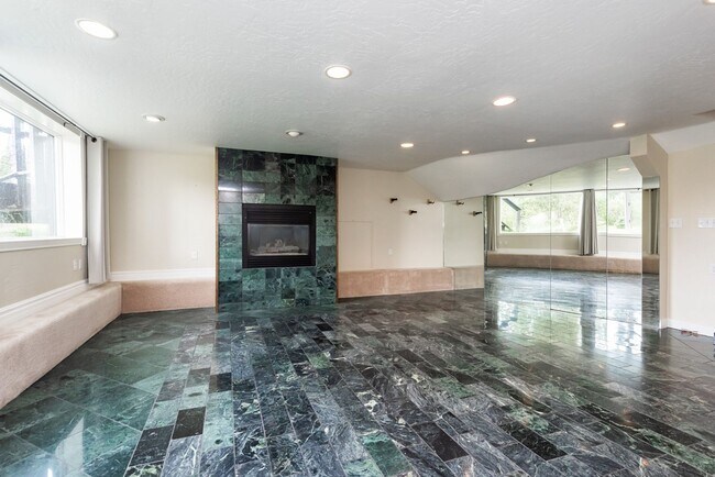 Building Photo - 11071 Mountain Lake Dr