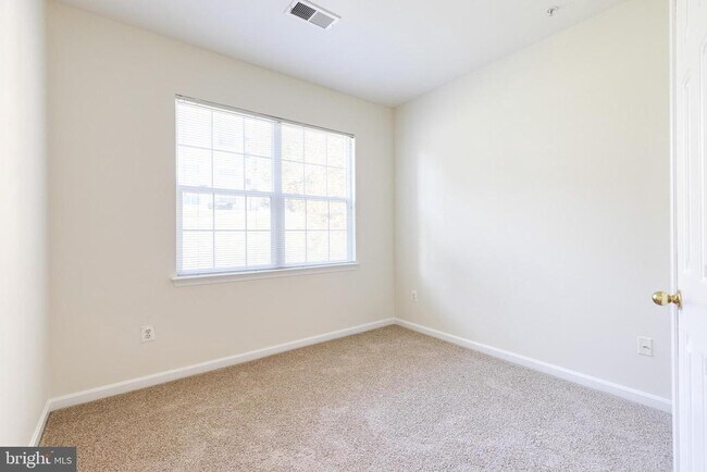 Building Photo - 5003 Hollington Dr