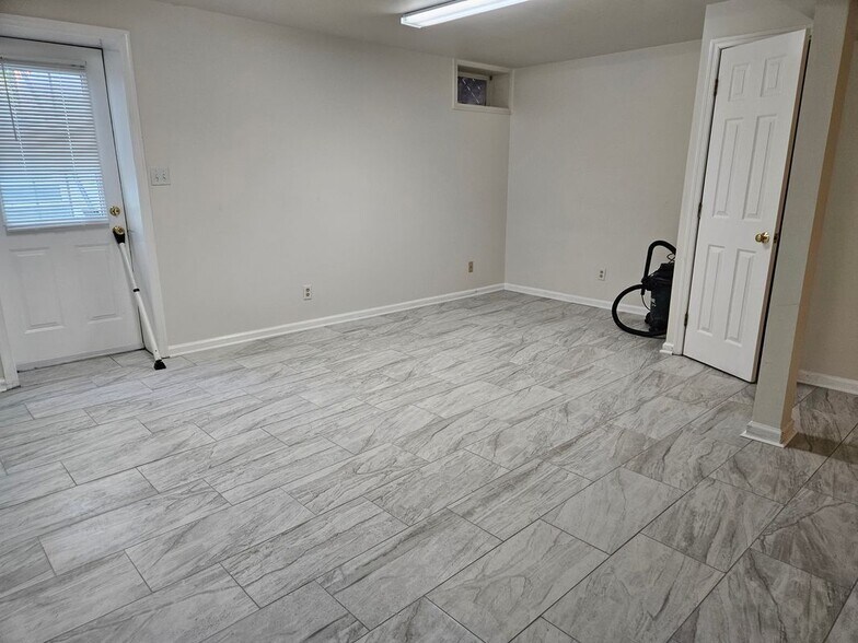 Building Photo - 6085 Rock Glen Dr