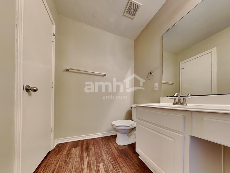 Building Photo - 2218 Shady Pine Dr