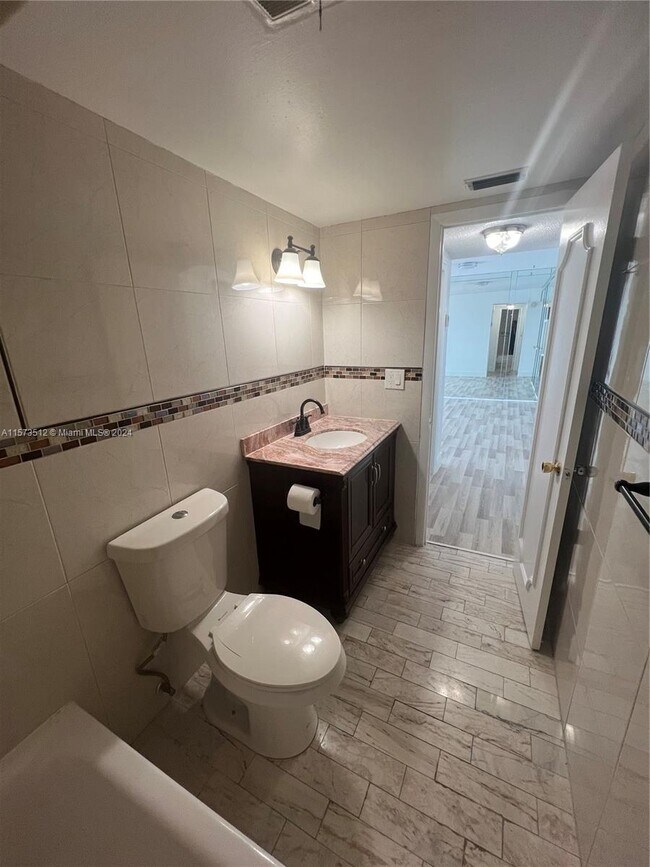 Building Photo - 18601 NE 14th Ave