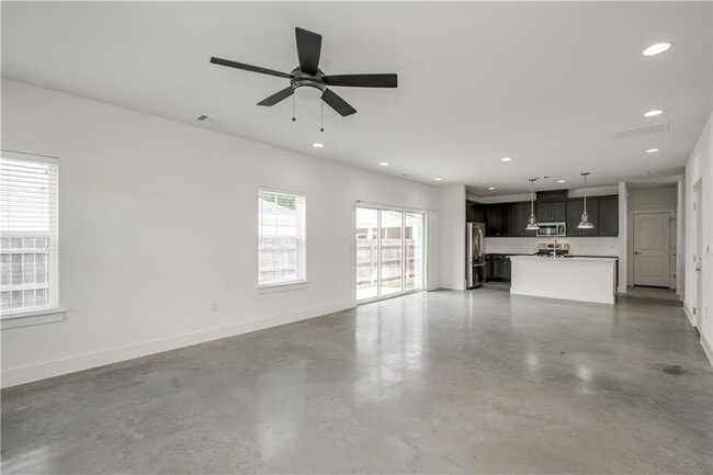 Building Photo - 3014 E 14th 1/2 St