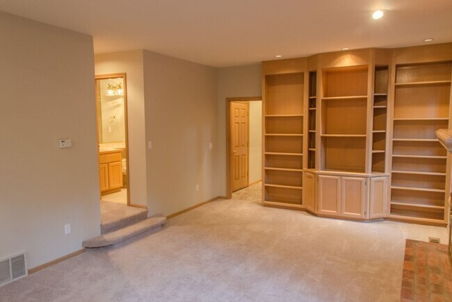 Building Photo - 5Bd/2.75Ba Mercer Island House