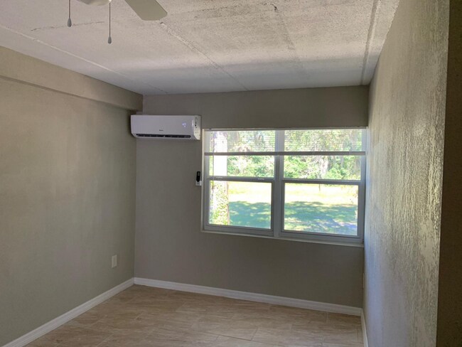 Building Photo - 767 SW Alachua Ave