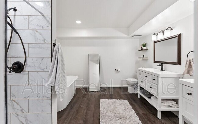 Building Photo - 12024 W Cross Dr