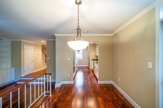 Building Photo - Charming End Townhouse in Prime North Old Town Location