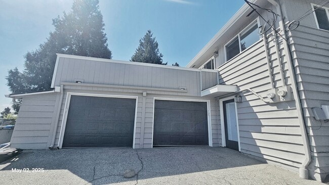 Building Photo - 3 Bed, 2 Bath Apartment in Prime Roosevelt...