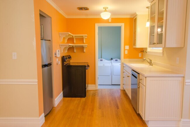 Building Photo - 2bd/1ba Seattle Home