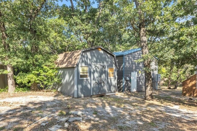 Building Photo - 9710 N Oak Cliff Dr
