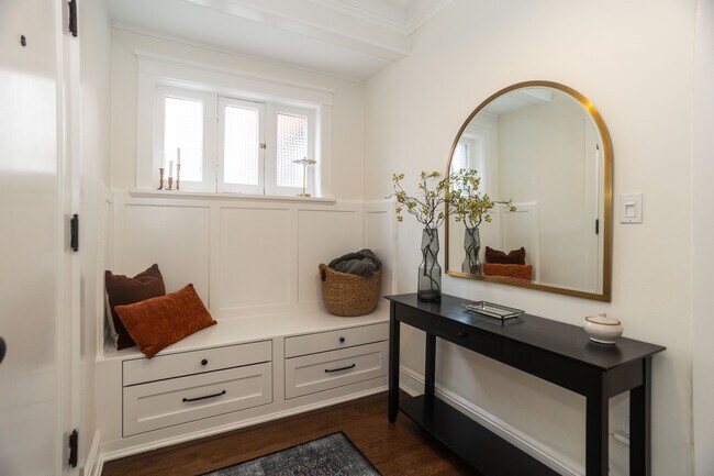 Building Photo - 901 W Ainslie St