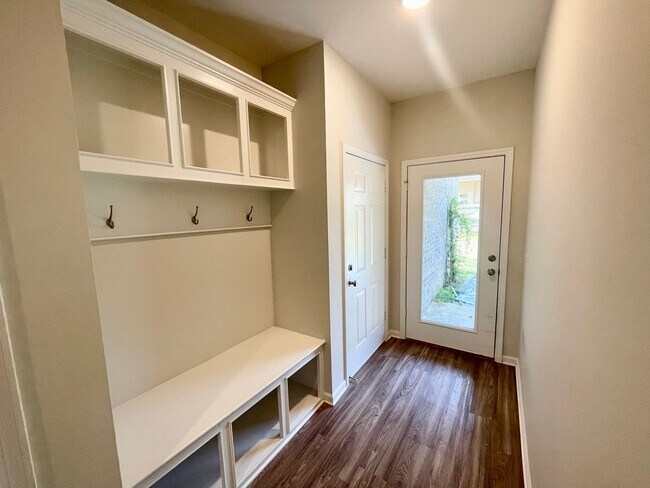 Building Photo - Beautiful 3/2 + office home for rent next to Brandon High School!