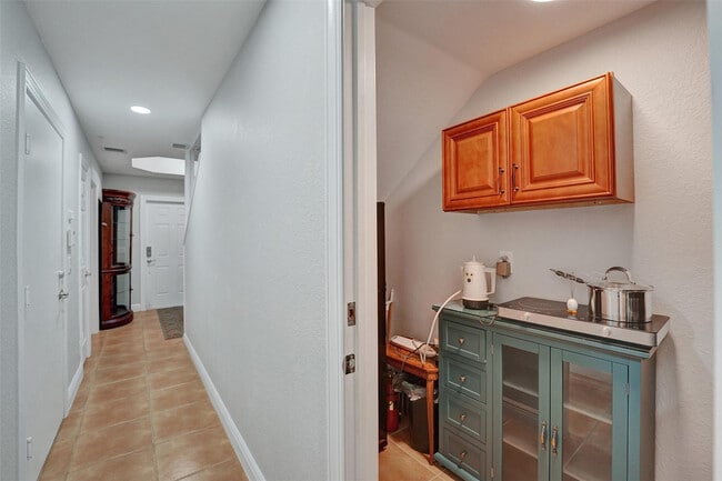 Building Photo - 617 SW 2nd Dr