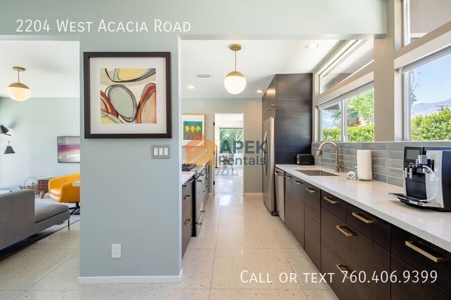 Building Photo - 2204 W Acacia Rd