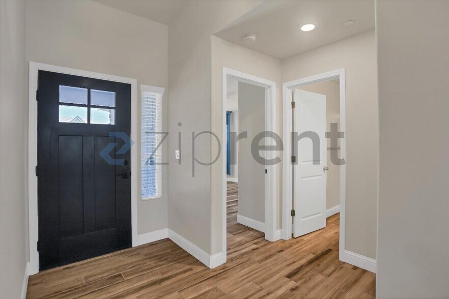 Building Photo - Unit