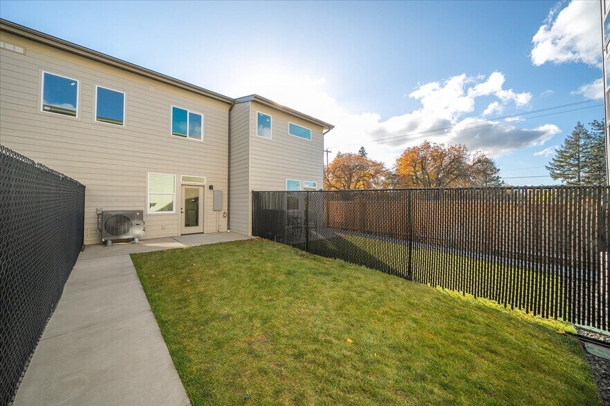 Building Photo - 3203 E 30th Ave