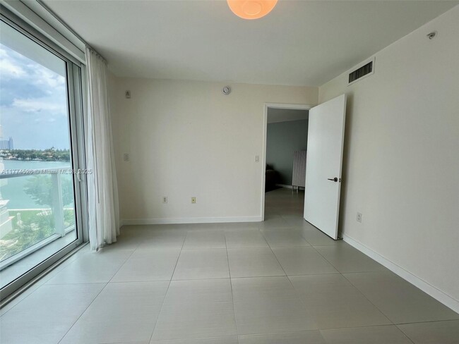 Building Photo - 9821 E Bay Harbor Dr