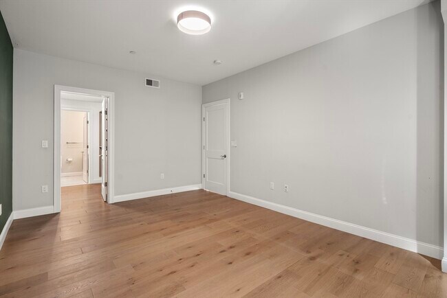 Building Photo - 54 Pleasant St